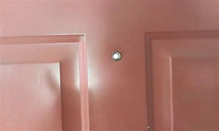 Can you see through a peephole