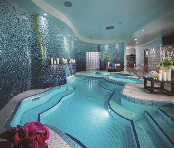 Does Luxor Hotel have indoor pool