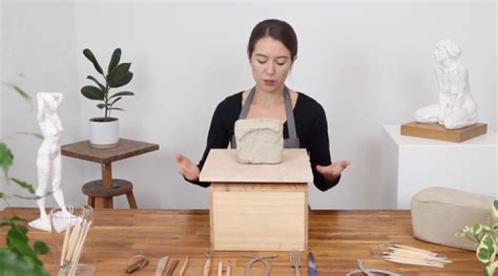How do you make a clay circle