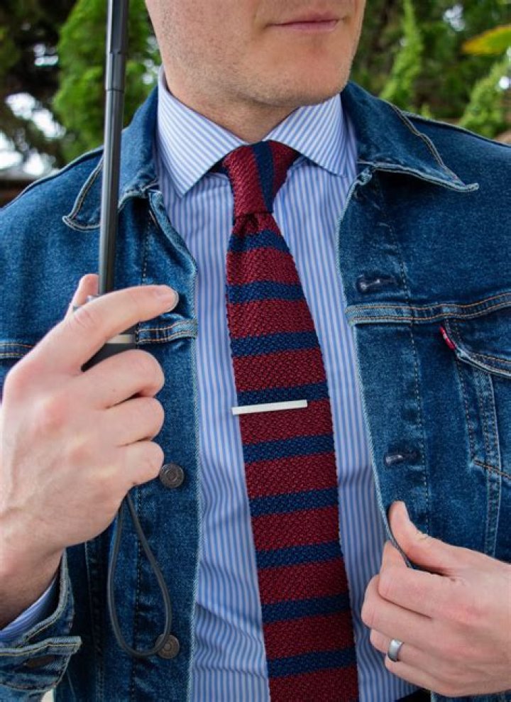 How do you make a clip on tie
