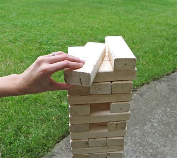 How do you make a giant Jenga
