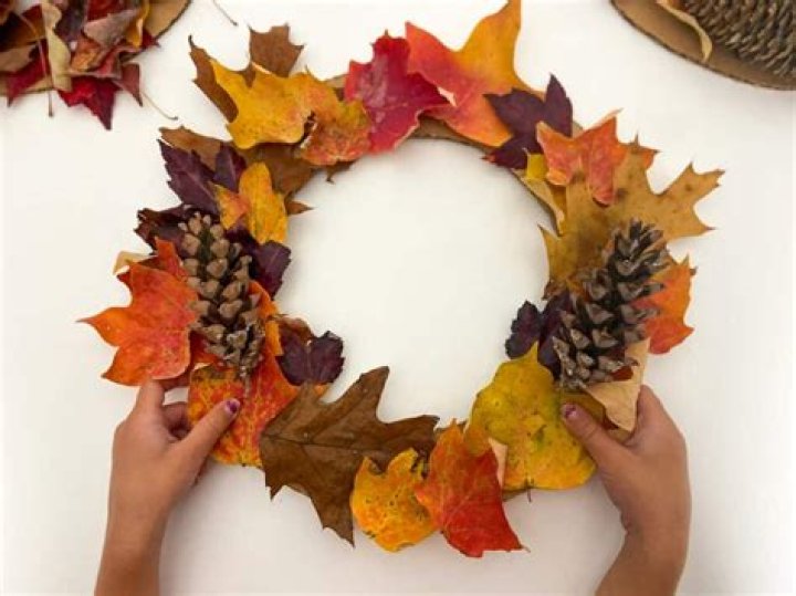 How do you make a leaf wreath