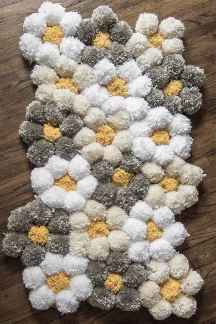 How do you make a pom pom rug