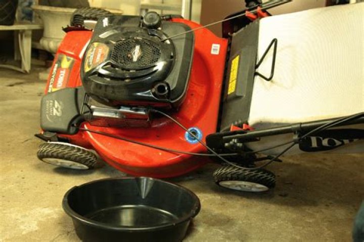 How do you mix lawn mower oil