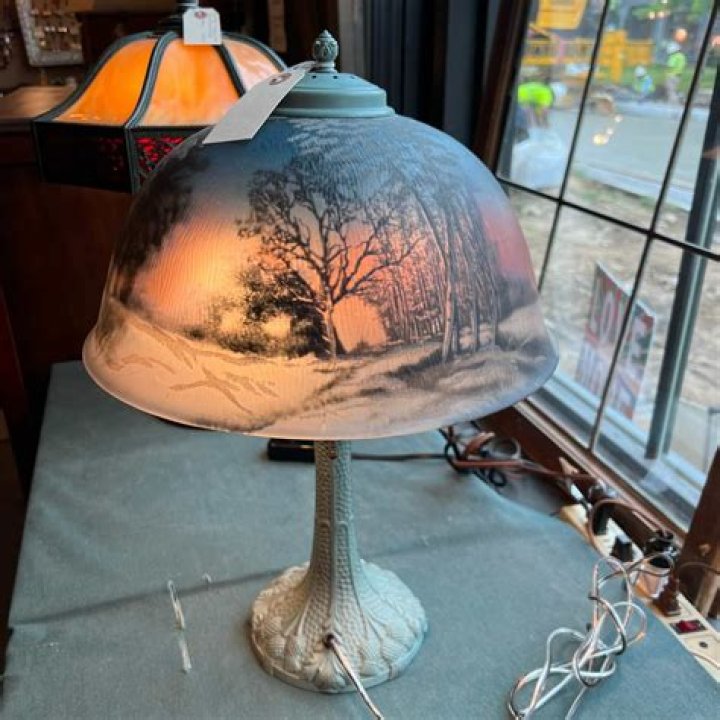 How do you paint a glass lamp