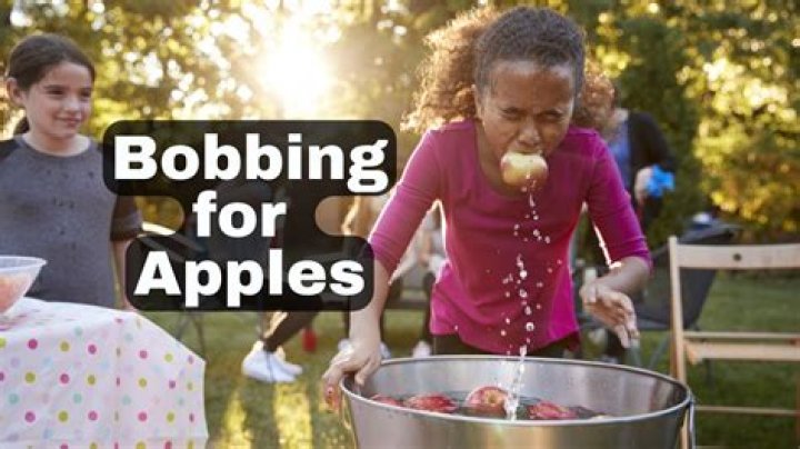 How do you play apple bobbing