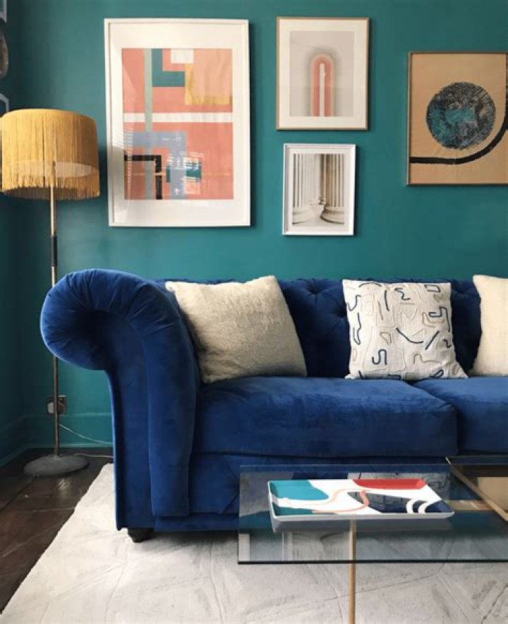 What Colours go with blue sofa