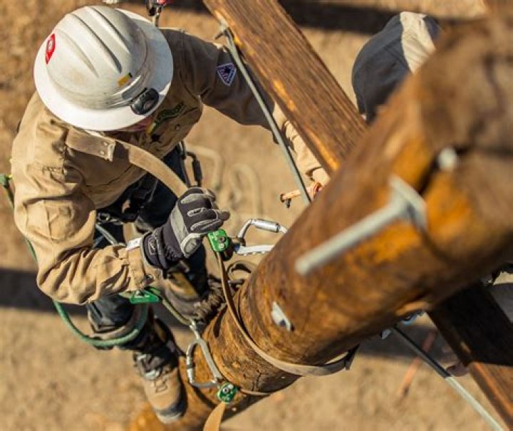 What does an Edison lineman do