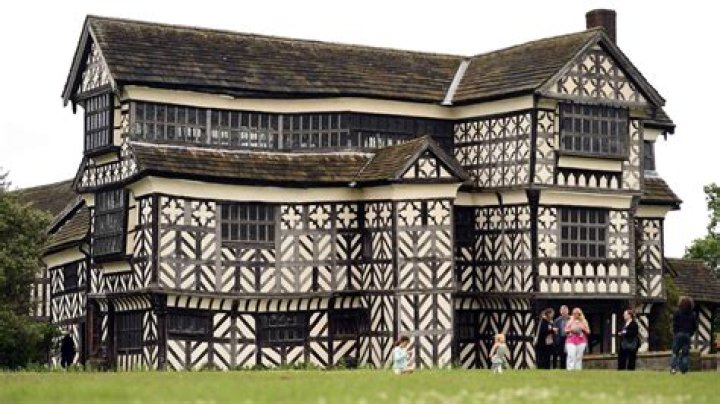 What houses did Tudors live in