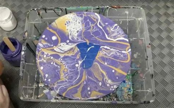 Will vinyl stick to acrylic paint